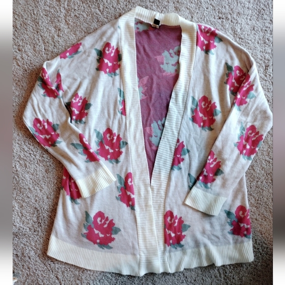 Windsor Sweaters - Windsor Floral Cardigan Size L